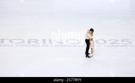 Pékin, Italie. 17 janvier 2025. Sofia Val (R)/Asaf Kazimov d'Espagne s'embrassent après la compétition de danse libre de patinage artistique de danse sur glace aux Jeux mondiaux d'hiver universitaires de Turin 2025 de la FISU à Turin, Italie, le 17 janvier 2025. Crédit : Zhang Chen/Xinhua/Alamy Live News Banque D'Images