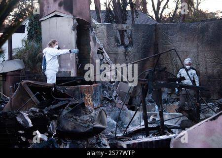 Altadena, Californie, États-Unis. 18 janvier 2025. Une famille trie les décombres de leur maison détruite à Altadena, Calif, le samedi 18 janvier. La maison est l'une des 5000 structures détruites par l'incendie d'Eaton dans l'est du comté de Los Angeles. Crédit : Sarah Nachimson/Alamy Live News Banque D'Images