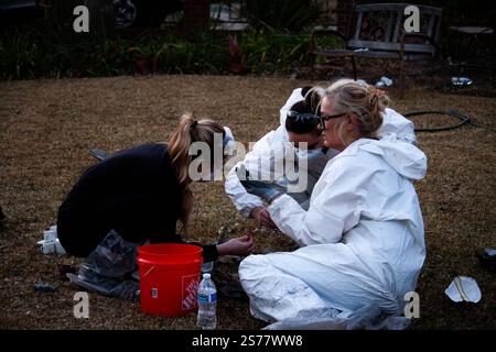 Altadena, Californie, États-Unis. 18 janvier 2025. Le samedi 18 janvier, une femme trie les décombres de sa maison détruite par l'incendie d'Eaton à Altadena, Calif. L'incendie, ainsi que l'incendie de Palisades à proximité, détruisirent environ 12000 structures dans le comté de Los Angeles. Crédit : Sarah Nachimson/Alamy Live News Banque D'Images