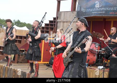 Melbourne, Comté de Brevard, Floride États-Unis. 18 janvier 2025. Brevard Renaissance Fair est ravie d’annoncer que nous sommes officiellement ouverts pour notre dixième anniversaire dans une toute nouvelle maison! Il y a quelques mois, ce site n'était rien de plus qu'un grand champ envahi de mauvaises herbes. La transformation est tout simplement remarquable, grâce au travail acharné incroyable et au dévouement de tant de personnes. Crédit photo : Julian Leek/Alamy Live News Banque D'Images