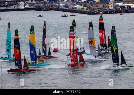Auckland, Nouvelle-Zélande, 19 janvier 2025. Le départ de la première course le jour 2 lors de la partie Auckland de la régate SailGP. Crédit : David Rowland/Alamy Live News Banque D'Images