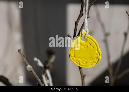 Faites-le vous-même sécher l'air de l'artisanat d'argile pour les vacances de Pâques. Décoration durable idée cadeau écologique artisanale pour enfants artisanaux. Instruction étape par étape de la peinture, pressant des chiffres sur une brindille en bois Banque D'Images