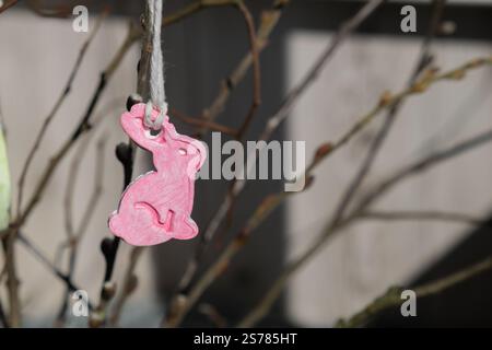 Faites-le vous-même sécher l'air de l'artisanat d'argile pour les vacances de Pâques. Décoration durable idée cadeau écologique artisanale pour enfants artisanaux. Instruction étape par étape de la peinture, pressant des chiffres sur une brindille en bois Banque D'Images