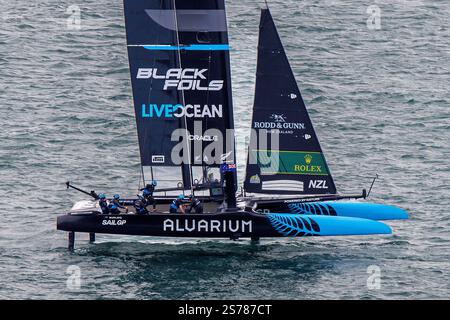 Auckland, Nouvelle-Zélande, 19 janvier 2025. Black foils, l'équipe néo-zélandaise lors de la deuxième course du jour 2 de l'étape d'Auckland de la régate SailGP. Crédit : David Rowland/Alamy Live News Banque D'Images