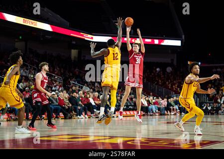 L’attaquant des Badgers du Wisconsin Nolan Winter (31) tire sur l’attaquant des Trojans de l’USC Rashaun Agee (12) lors d’un match de basketball masculin de la NCAA, le samedi 1er janvier Banque D'Images