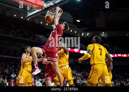 L’attaquant des Badgers du Wisconsin Nolan Winter (31) dunque lors d’un match de basketball masculin de la NCAA contre les Trojans de l’USC, le samedi 18 janvier 2025, au Gale Banque D'Images