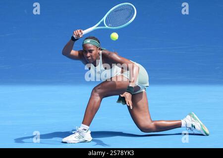 Melbourne, Australie. 19 janvier 2025. 3e Seed COCO GAUFF des États-Unis en action contre BELINDA BENCIC de Suisse sur Rod laver Arena dans un match de 4e ronde en Singles féminin le jour 8 de l'Open d'Australie 2025 à Melbourne, Australie. Sydney Low/Cal Sport Media/Alamy Live News Banque D'Images