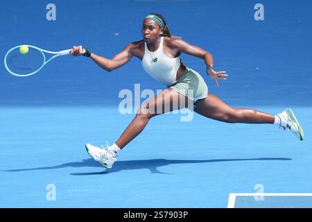 Melbourne, Australie. 19 janvier 2025. 3e Seed COCO GAUFF des États-Unis en action contre BELINDA BENCIC de Suisse sur Rod laver Arena dans un match de 4e ronde en Singles féminin le jour 8 de l'Open d'Australie 2025 à Melbourne, Australie. Sydney Low/Cal Sport Media/Alamy Live News Banque D'Images