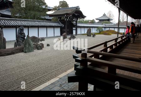 Paysage sec de gravier blanc rasé jardin sud de méditation zen (karesansui) dans les quartiers abbés (Hojo) du temple Tofukuji à Kyoto, Japon. Banque D'Images