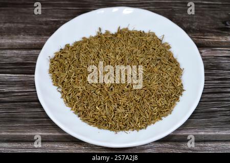 Graines de cumin séchées, cumin Cuminum cyminum est une plante à fleurs de la famille des Apiaceae,les graines contiennent dans un fruit, qui est séché utilisé dans les cuis Banque D'Images