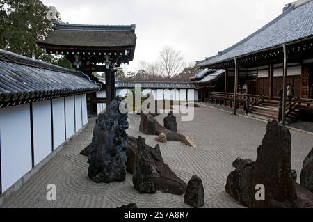 Paysage sec de gravier blanc rasé jardin sud de méditation zen (karesansui) dans les quartiers abbés (Hojo) du temple Tofukuji à Kyoto, Japon. Banque D'Images