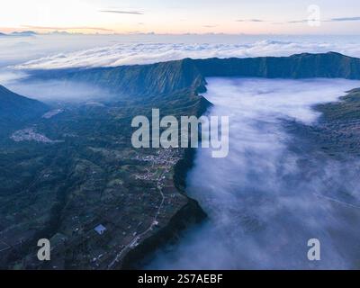 Vue aérienne la brume colorée couvre la montagne dans la magnifique vidéo en boucle de coucher de soleil présente une belle scène avec le soleil couchant peignant le ciel au-dessus de t Banque D'Images