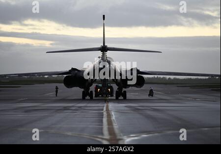 Un B-1B lancer affecté au 34th Expeditionary Bomb Squadron de la base aérienne d'Ellsworth, S.D. arrive à Andersen AFB, Guam, le 15 janvier 2025. Le Banque D'Images