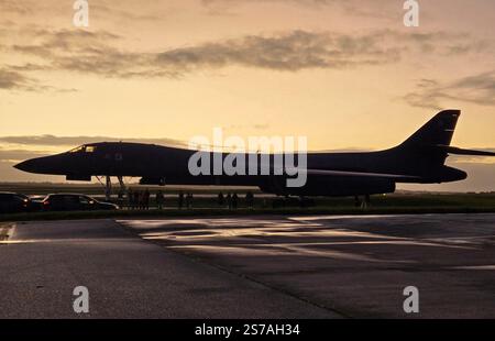 Un B-1B lancer affecté au 34th Expeditionary Bomb Squadron de la base aérienne d'Ellsworth, S.D. stationné sur la ligne de vol d'Andersen AFB, Guam, Ja Banque D'Images