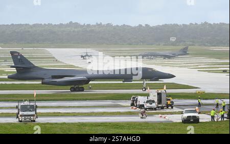 Une paire de B-1B Lancers affectés au 34th Expeditionary Bomb Squadron de la base aérienne d'Ellsworth, S.D. taxi à stationner à Andersen AFB, Guam, Banque D'Images