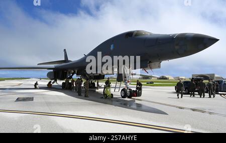 Un B-1B lancer affecté au 34th Expeditionary Bomb Squadron de la base aérienne d'Ellsworth, S.D. est en service à Andersen AFB, Guam, 17 janvier 2025, i. Banque D'Images