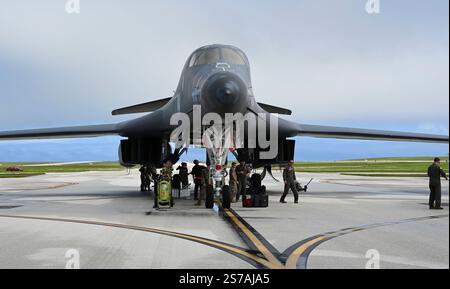 Un B-1B lancer affecté au 34th Expeditionary Bomb Squadron de la base aérienne d'Ellsworth, S.D. est stationné à Andersen AFB, Guam, 17 janvier 2025, in Banque D'Images