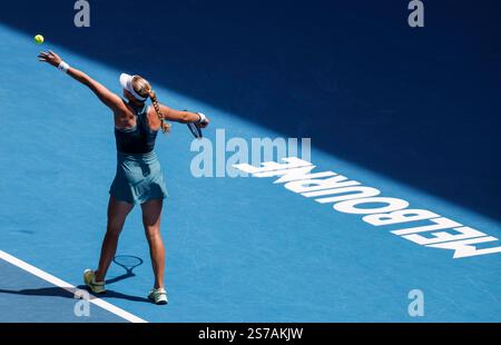 Melbourne, Australie. 19 janvier 2025. Mirra Andreeva sert lors du match de 4e tour féminin entre Aryna Sabalenka de Biélorussie et Mirra Andreeva de Russie à l'Open d'Australie de tennis à Melbourne, Australie, le 19 janvier 2025. Crédit : ma Ping/Xinhua/Alamy Live News Banque D'Images
