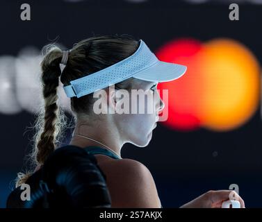 Melbourne, Australie. 19 janvier 2025. Mirra Andreeva réagit lors du match de 4e tour féminin entre Aryna Sabalenka de Biélorussie et Mirra Andreeva de Russie lors de l'Open d'Australie à Melbourne, Australie, le 19 janvier 2025. Crédit : HU Jingchen/Xinhua/Alamy Live News Banque D'Images