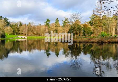 Vue du pont historique Five Arch sur le lac créé à partir de la rivière mole dans le jardin paysager de Painshill Park, Cobham, Surrey, sud-est de l'Angleterre Banque D'Images