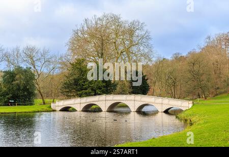 Vue du pont historique Five Arch sur le lac créé à partir de la rivière mole dans le jardin paysager de Painshill Park, Cobham, Surrey, sud-est de l'Angleterre Banque D'Images