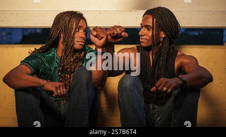 TIJAN NJIE ET ELAN BEN ALI DANS GIRL YOU KNOW IT'S TRUE (2023), RÉALISÉ PAR SIMON VERHOEVEN. Crédit : Wiedemann & Berg Filmproduktion / album Banque D'Images