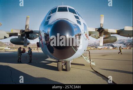 Kangerlussuaq, Groenland. 19 janvier 2025. Groenland : un avion C-130 équipé de skis de la Garde nationale de l'air de New York sur la piste de Kangerlussuaq, dans le sud du Groenland, qui est utilisée comme base par l'US Air Force. L'avion a transporté un contingent d'équipages de l'USAF, le Groenland icecapap, pour une formation de survie dans l'Arctique. L'avion est exploité par la 109th Airlift Wing, spécialisée dans les missions polaires. Territoire autonome qui reste une partie du Danemark, le Groenland, situé dans l'Atlantique Nord entre le Canada et l'Islande, a une énorme masse continentale de 2. Crédit : ZUMA Press, Inc/Alamy Live News Banque D'Images