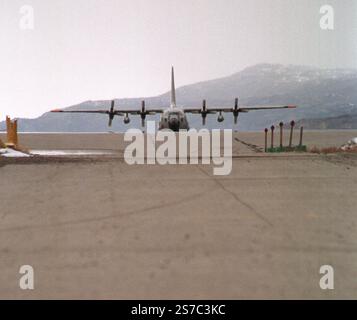 Kangerlussuaq, Groenland. 19 janvier 2025. Groenland : un avion C-130 équipé de skis de la Garde nationale de l'air de New York sur la piste de Kangerlussuaq, dans le sud du Groenland, qui est utilisée comme base par l'US Air Force. L'avion a transporté un contingent d'équipages de l'USAF, le Groenland icecapap, pour une formation de survie dans l'Arctique. L'avion est exploité par la 109th Airlift Wing, spécialisée dans les missions polaires. Territoire autonome qui reste une partie du Danemark, le Groenland, situé dans l'Atlantique Nord entre le Canada et l'Islande, a une énorme masse continentale de 2. Crédit : ZUMA Press, Inc/Alamy Live News Banque D'Images
