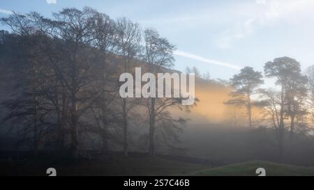 Superbe éclat de soleil atmosphérique au lever du soleil autour de la rivière Brathay dans Lake District en automne Banque D'Images