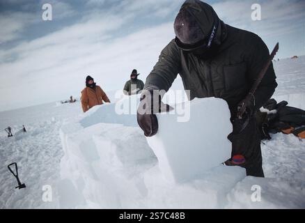 Kangerlussuaq, Groenland. 19 janvier 2025. Groenland : les équipages de l'US Air Force à Camp Rvaen sur la calotte glaciaire du Groenland coupent des blocs de glace à partir desquels ils construiront un abri. Ils sont sur la calotte glaciaire du Groenland pour s'entraîner à la survie arctique. Crédit : ZUMA Press, Inc/Alamy Live News Banque D'Images