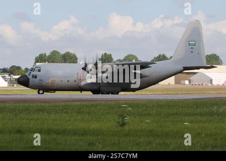 484, un Lockheed C-130H Hercules exploité par la Royal Saudi Air Force (RSAF), au départ de la RAF Fairford dans le Gloucestershire, en Angleterre, en prévision du Royal International Air Tattoo 2024 (RIAT24). L'avion servait de soutien aux Saudi Hawks, l'équipe de démonstration acrobatique de la RSAF. Banque D'Images