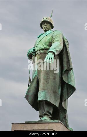 Berlin, Allemagne - 18 juillet 2010 : Statue du soldat russe au sommet du Mémorial soviétique de Tiergarten, par les sculpteurs Vladimir Tsigal et Lev Kerbel. Banque D'Images