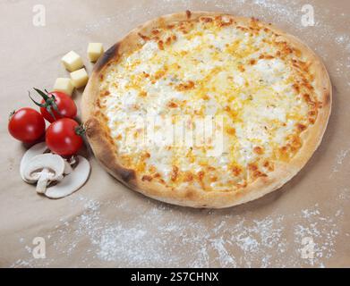 Pizza cuite au four au fromage sur un fond avec du fromage de tomates et des champignons Banque D'Images
