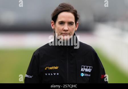 Windsor, Royaume-Uni, dimanche 19 janvier 2025 ; la jockey irlandaise Rachael Blackmore marche sur la piste de l’hippodrome de Windsor avant de courir pour la première fois sur le parcours, lors de la troisième et dernière journée du Berkshire Winter million. Crédit JTW Equine images / Alamy Live News. Banque D'Images