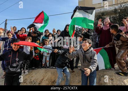 Rafah, Territoires palestiniens. 19 janvier 2025. Les Palestiniens célèbrent à l’entrée de Rafah l’entrée en vigueur d’un cessez-le-feu entre Israël et le Hamas, dans la bande de Gaza. Crédit : Abed Rahim Khatib/dpa/Alamy Live News Banque D'Images
