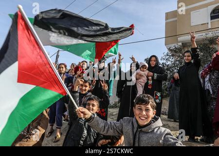 Rafah, Territoires palestiniens. 19 janvier 2025. Les Palestiniens célèbrent à l’entrée de Rafah l’entrée en vigueur d’un cessez-le-feu entre Israël et le Hamas, dans la bande de Gaza. Crédit : Abed Rahim Khatib/dpa/Alamy Live News Banque D'Images