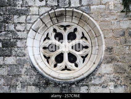 La rosace de la Chapelle notre-Dame présente de superbes sculptures en pierre et l'histoire de Rocamadour. Banque D'Images