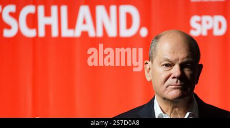 Schwalbach am Taunus, Allemagne. 19 janvier 2025. OLAF Scholz (SPD), chancelier fédéral/candidat principal, sur scène lors de la campagne électorale dans le Bürgerhaus. Le chancelier fédéral se rend en Hesse dans le cadre de la campagne électorale du Bundestag de 2025. Le Bürgerhaus est complet. L'élection anticipée au Bundestag allemand est prévue pour le 23 février 2025. Crédit : Andreas Arnold/dpa/Alamy Live News Banque D'Images