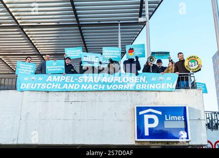 Schwalbach am Taunus, Allemagne. 19 janvier 2025. Les partisans de l'Union de Junge (CDU) manifestent lors de la campagne électorale du SPD devant le Bürgerhaus. Le chancelier fédéral et candidat principal du SPD, Scholz, se rend en Hesse dans le cadre de la campagne électorale du Bundestag de 2025. Le centre communautaire de Schwalbach est complet. L'élection anticipée au Bundestag allemand est prévue pour le 23 février 2025. Crédit : Andreas Arnold/dpa/Alamy Live News Banque D'Images