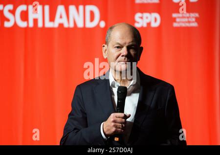 Schwalbach am Taunus, Allemagne. 19 janvier 2025. OLAF Scholz (SPD), chancelier fédéral et candidat principal de son parti, entre en scène lors de la campagne électorale au Bürgerhaus. La chancelière se rend en Hesse dans le cadre de la campagne électorale du Bundestag de 2025. The Bürgerhaus de Schwalbach est complet. L'élection anticipée au Bundestag allemand est prévue pour le 23 février 2025. Crédit : Andreas Arnold/dpa/Alamy Live News Banque D'Images