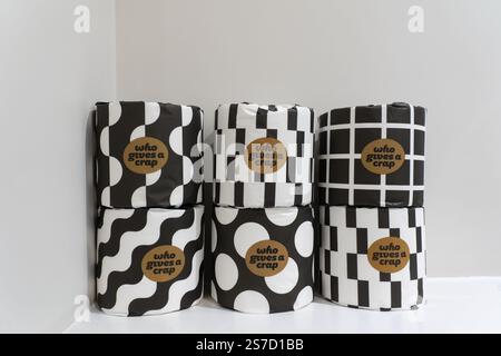 Pile de papier toilette en bambou dans une salle de bain britannique par la société australienne et la marque qui donne Une merde, B Corp et FSC certifié Banque D'Images