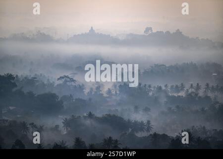 Lever du soleil sur Borobudur dans la brume matinale, Java central, Indonésie Banque D'Images