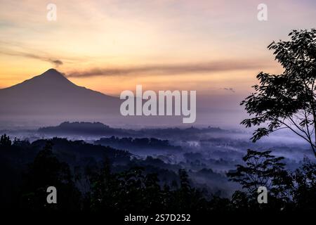 Lever de soleil sur Borobudur dans la brume matinale et fumer Merapi vulcano, Java central, Indonésie Banque D'Images