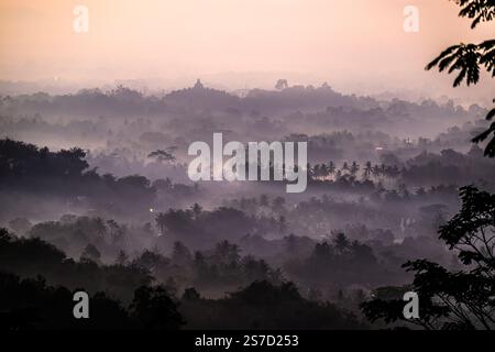 Lever du soleil sur Borobudur dans la brume matinale, Java central, Indonésie Banque D'Images