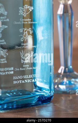Bouteille de gin sec Bombay Sapphire London bleu emblématique avec les dix ingrédients botaniques gravés dans le verre et leur pays d'origine. ROYAUME-UNI Banque D'Images