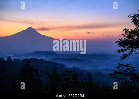 Lever de soleil sur Borobudur dans la brume matinale et fumer Merapi vulcano, Java central, Indonésie Banque D'Images
