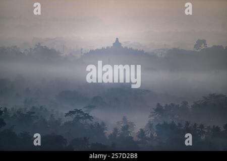 Lever du soleil sur Borobudur dans la brume matinale, Java central, Indonésie Banque D'Images