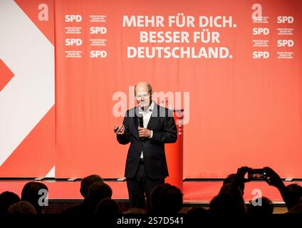 Schwalbach am Taunus, Allemagne. 19 janvier 2025. OLAF Scholz (SPD), chancelier fédéral et candidat principal de son parti, intervient sur scène lors de la campagne électorale au Bürgerhaus. La chancelière se rend en Hesse dans le cadre de la campagne électorale du Bundestag de 2025. The Bürgerhaus de Schwalbach est complet. L'élection anticipée au Bundestag allemand est prévue pour le 23 février 2025. Crédit : Andreas Arnold/dpa/Alamy Live News Banque D'Images