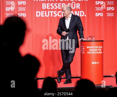 Schwalbach am Taunus, Allemagne. 19 janvier 2025. OLAF Scholz (SPD), chancelier fédéral et candidat principal de son parti, entre en scène lors de la campagne électorale au Bürgerhaus. Le chancelier fédéral se rend en Hesse dans le cadre de la campagne électorale du Bundestag de 2025. The Bürgerhaus de Schwalbach est complet. L'élection anticipée au Bundestag allemand est prévue pour le 23 février 2025. Crédit : Andreas Arnold/dpa/Alamy Live News Banque D'Images