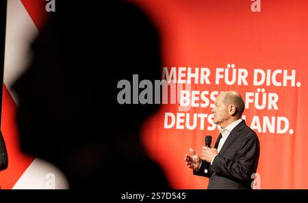 Schwalbach am Taunus, Allemagne. 19 janvier 2025. OLAF Scholz (SPD), chancelier fédéral et candidat principal de son parti, intervient sur scène lors de la campagne électorale au Bürgerhaus. La chancelière se rend en Hesse dans le cadre de la campagne électorale du Bundestag de 2025. The Bürgerhaus de Schwalbach est complet. L'élection anticipée au Bundestag allemand est prévue pour le 23 février 2025. Crédit : Andreas Arnold/dpa/Alamy Live News Banque D'Images